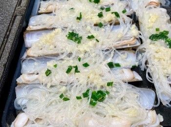 step4: 蔥粒放在碗中，滾油淋在蔥粒上，之後加在蒜蓉粉絲面即可，喜歡可加少許美極或蒸魚生抽調味。

*今次份量較多，我選用水波爐蒸蟶子，我做法先用蒸氣功能連焗盤加熱8分鐘，取出焗盤後閂門，焗盤鋪上蟶子，蟶子面鋪上蒜蓉粉絲蒜7分後，再贊上蔥粒熟油，美極調味即成。