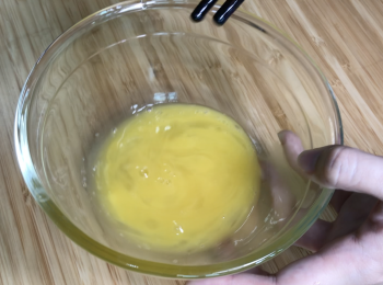 step2: 雞蛋加鹽打散