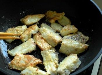 step3: 熱鍋加油，放入鯛魚片與薑片，煎至表面焦黃。