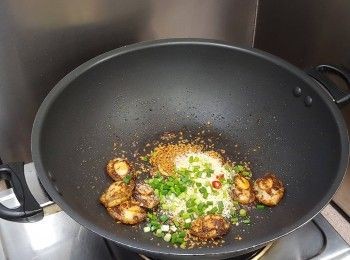 step10: 加入葱粒、辣椒粒、加麵包糠和炸蒜粒