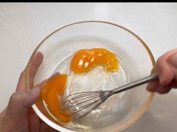 step4: 將兩隻鴨蛋打勻。
