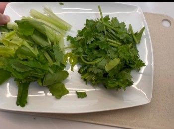 step9: 將芹菜和芫荽切段，可隨意加減。