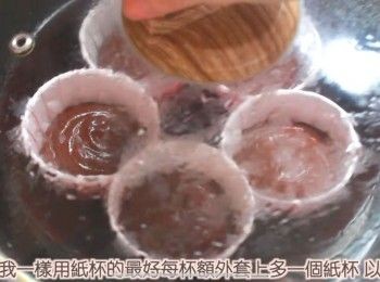 step4: 倒入紙杯或者容器中約六至七成滿即可.然後中小火蒸約20至25分鐘（如果用紙杯的話記得額外每個再套上多一個杯以免沾濕）