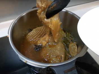 step4: 再煮牛筋和牛肚，中火加壓40分鐘後關火，待完全解壓後，取出牛筋和牛肚