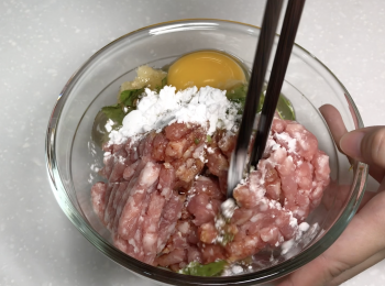 step1: 把蒜蓉、芫荽碎、雞蛋和醃肉調料加入豬絞肉，製成肉餡，醃10分鐘