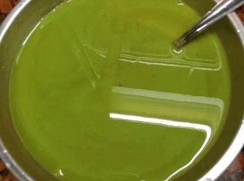 step2: 準備做艾草漿，碗中倒入200克椰漿和過濾的艾草汁，加50克白糖，多攪拌一會，把白糖攪至融化；然後分次倒入150克木薯粉，15克小麥澱粉，攪拌至順滑無顆粒的狀態，過濾一遍。