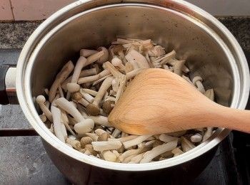 step5: 燒熱鍋，白鍋把鮮菇放入、炒至鮮菇滲出水份。