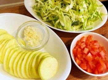 step1: 薯仔去皮切片放碟上，隔水中火蒸30分鐘。
椰菜洗淨切幼絲，蕃茄切粒，蒜頭切粒備用。