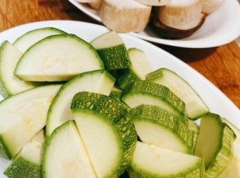 step2: 翠玉瓜開半，厚切