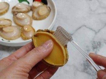 step5: 把鮑魚肉起出； 去腸後再次用牙刷徹底刷洗一次