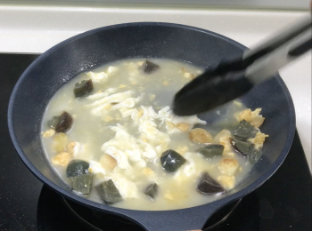 step5: 倒掉煮過莧菜的水，加剛爆香的蒜頭、薑、油、水、糖、鹽、胡椒粉，
煮沸後加鹹蛋黃和皮蛋煮，最後加鹹蛋白，關火後加麻油