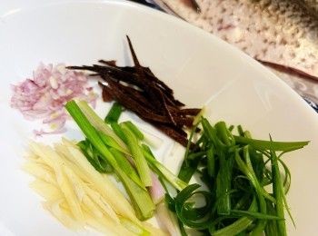 step2: 陳皮浸水，浸透後用小刀去除內瓤，切絲；薑2片切絲；紅蔥頭切碎；蔥分2部份，蔥白及青蔥，切絲，備用