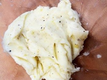 step3: 薯仔蒸好後，取出放入大碗內，加入適量鹽、黑胡椒碎、少許香草拌勻，壓成蓉。