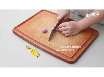 step3: 紅蔥頭切片, 蒜頭可切粒狀/片狀, 及準備薑片備用