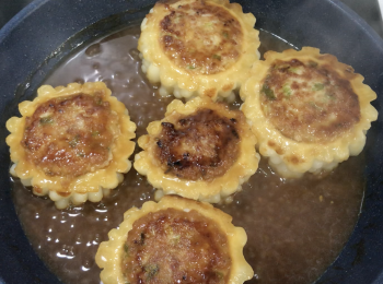 step7: 加醬汁，蓋蓋中火煮5分鐘，翻面，蓋蓋小火煮3分鐘