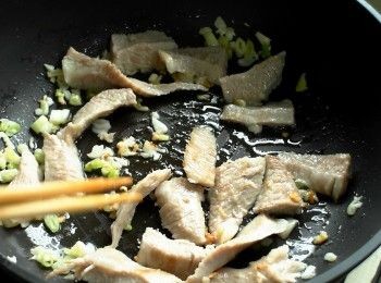 step3: 熱鍋加入一小匙油，放入蔥花與蒜末爆香。加入放入松坂肉煸炒至表面微微焦。