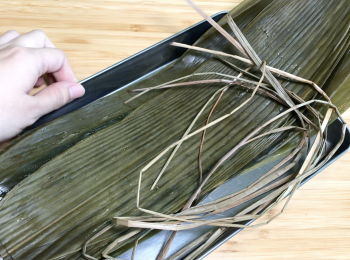 step1: 前一晚浸泡乾粽葉，包粽當天清洗粽葉、煮粽葉，鹹水草稍微煮一下