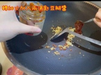 step8: 轉細火加入豆瓣醬兩湯匙