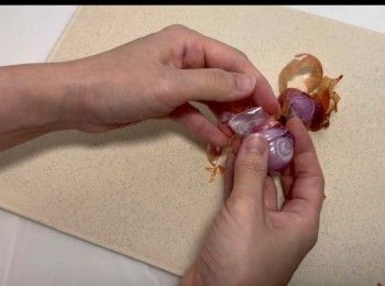 step1: 將乾蔥頭去衣