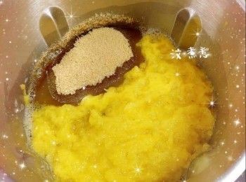 step4: 1. 先將菠蘿渣加入1／4-1／5的菠蘿汁（約60-75 ml；加入少部份菠蘿汁可補充果膠和增加提味效果，否則太乾，會影響鳳梨餡的黏稠度和香甜味道）和糖放入已裝好攪拌刀的多功能料理機