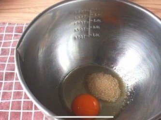 step1: 先將雞蛋和糖用打蛋器打發在一起拌勻就可以