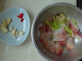 step1: 薑切片。蒜頭拍破。辣椒去籽切小塊。鯛魚切厚片用薑片、蔥段、米酒醃10分鐘。