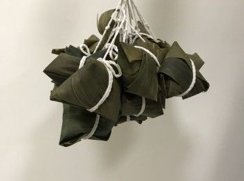 step8: 棉繩繞粽子2圈，打結，再打活結，可包20顆粽子