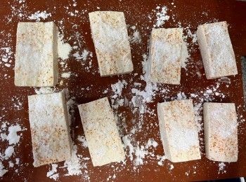 step5: 豆腐餘下的幾面也別忘了裹點粉，可順道沾上在砧板上餘下的粉和調味料。