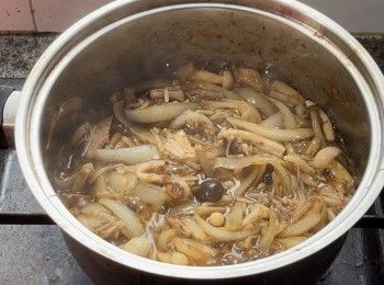 step7: 轉以小火煮10-15分鐘，如未煮夠10分鐘已太乾可以下一點浸泡過香菇片的水。