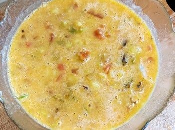 step5: 把椰菜絲蕃茄粒及薯蓉倒入蛋液中，搞拌均勻。