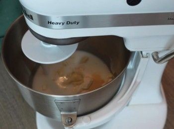 step2: 加入所有材料除鹽及牛油外先拌勻