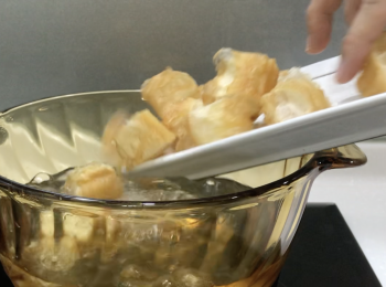 step4: 煮到冰糖溶化，加油條，把油條煮軟