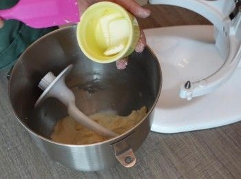 step3: 初步面團形成時加入鹽及牛油