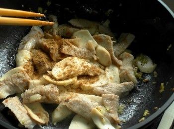 step5: 杏鮑菇軟化後放入孜然粉、蔥花拌炒均勻即可。