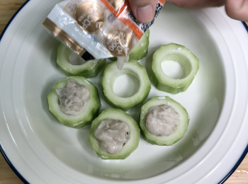 step2: 勝瓜中間沾栗粉，每個洞擠適量蝦膠