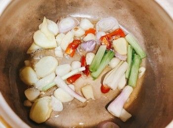 step5: 熱鍋下麻油，放下葱白、蒜頭、乾葱頭、薑、指天椒爆香