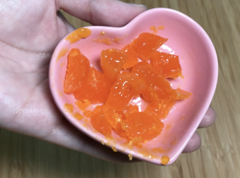 step2: 鹹蛋分開蛋黃和蛋白，把鹹蛋黃切小塊