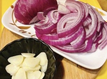 step1: 洋蔥先放入冰格約1小時，冰過後的洋蔥取半個切絲，蒜頭切片，備用。