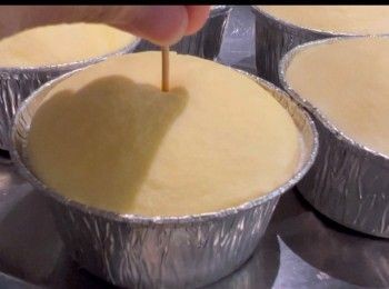 step7: 煮滾水，放入強糕杯，以中火隔水蒸12分鐘，蒸好後千萬不要心急打開鑊蓋，先打開1cm的罅隙，讓溫度緩緩下降，其間讓蛋糕留在鑊內多3-5分鐘。