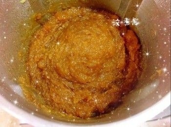 step5: 1. 將溫度調至"100°"和轉速調至"Lo"，翻炒至菠蘿軟身，加入麥芽糖 2. 翻炒至開始收乾水份（鳳梨餡呈金黃色；翻炒時，畫出的紋路不會馬上合攏，攪拌刀上的餡呈現拔絲的狀態），加入牛油（可加可不加；分餡時不會黏手，比較容易操作；鳳梨餡也會多點牛油香味），然後翻炒至溶合（約5分鐘）3. 最後將已烤焗的糯米粉慢慢加入（分3次），翻炒至濃稠（約10分鐘；菠蘿果肉呈現透明糖漬狀；取一小團鳳梨餡，稍微放涼至不燙手，用手指輕力的捏捏，不太黏手便可，如有剩下的糯米粉不需再添加），手動停機