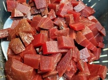 step3: 紅菜頭去皮切粒,隔水蒸約18一20分鐘,灘凍