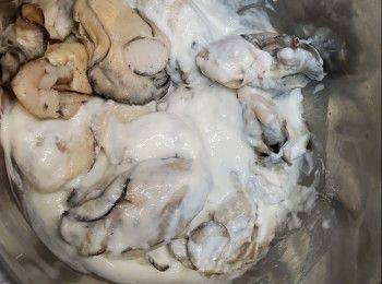 step7: 於煮油時將蠔沾些生粉再沾滿炸漿