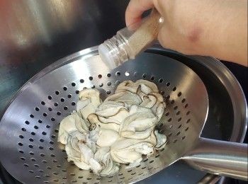 step5: 取出蠔後灑上少許椒鹽令蠔有底味