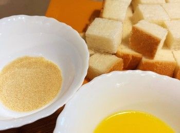 step3: 把方包塊沾上牛油液，再沾上幼砂糖