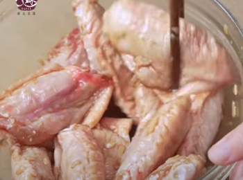 step3: 放入以上調料，攪拌醃製3分鐘左右