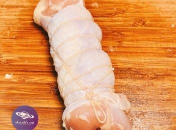 step2: 3/ 醃好後，薑蔥抽起留用，將雞件平放捲起，用棉繩綁起來卜