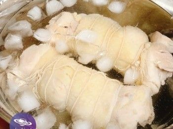 step4: 6/ 將雞捲放入冰水，降溫之後隔水備用