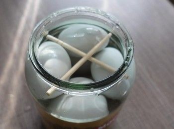 step6: 鴨蛋乾透後 注入放涼鹽水及酒 醃製最少26天