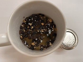 step2: 先將黑杞子用60-70度溫水浸泡3分鐘。