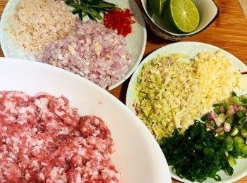 step2: 紅蔥頭、蒜頭、南薑、香茅、指天椒切碎，檸檬葉切絲，青檸揸汁備用